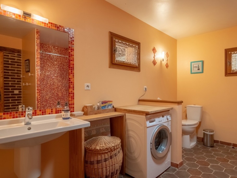 La salle de bains-toilettes