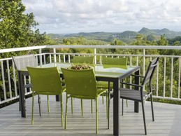 terrasse + vue sur les mornes du sud et mer