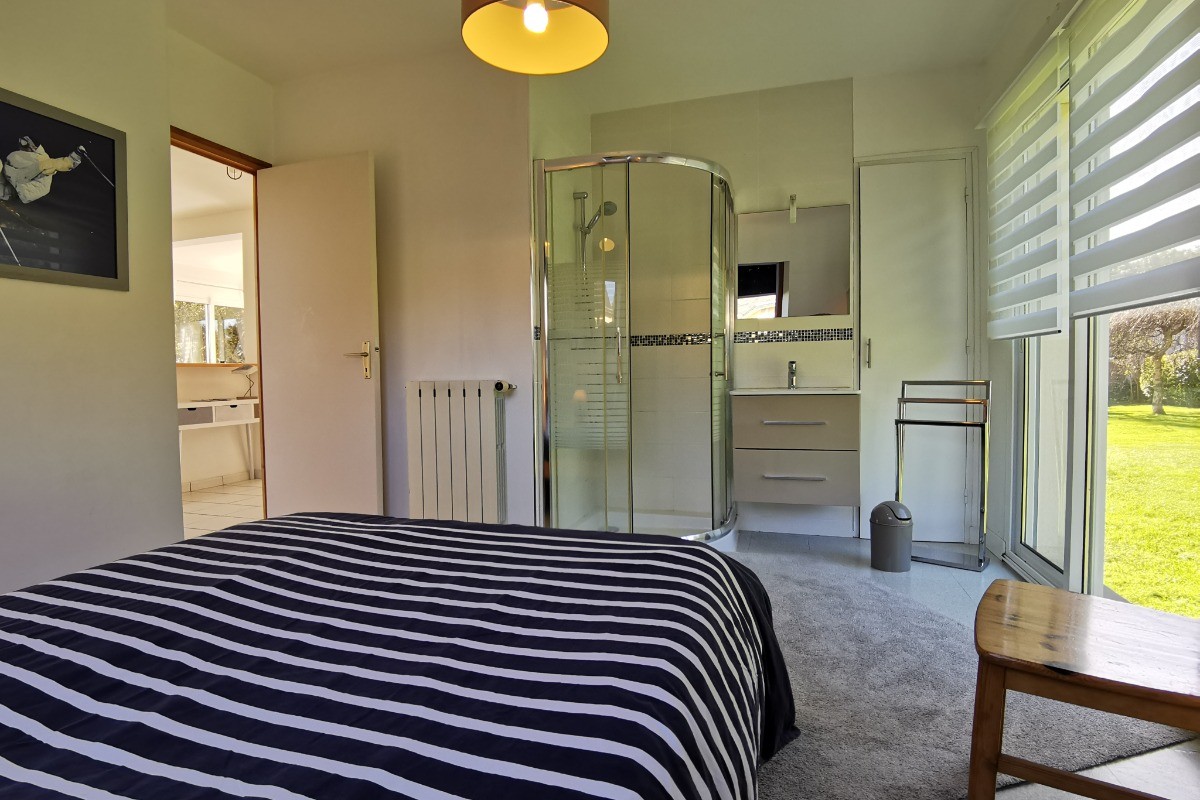 Douche dans la chambre du RDC