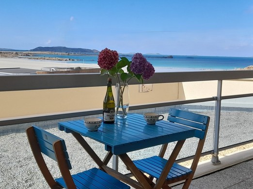 Belle terrasse  exposée S O pour admirer les 🌅,sans aucun vis à vis.