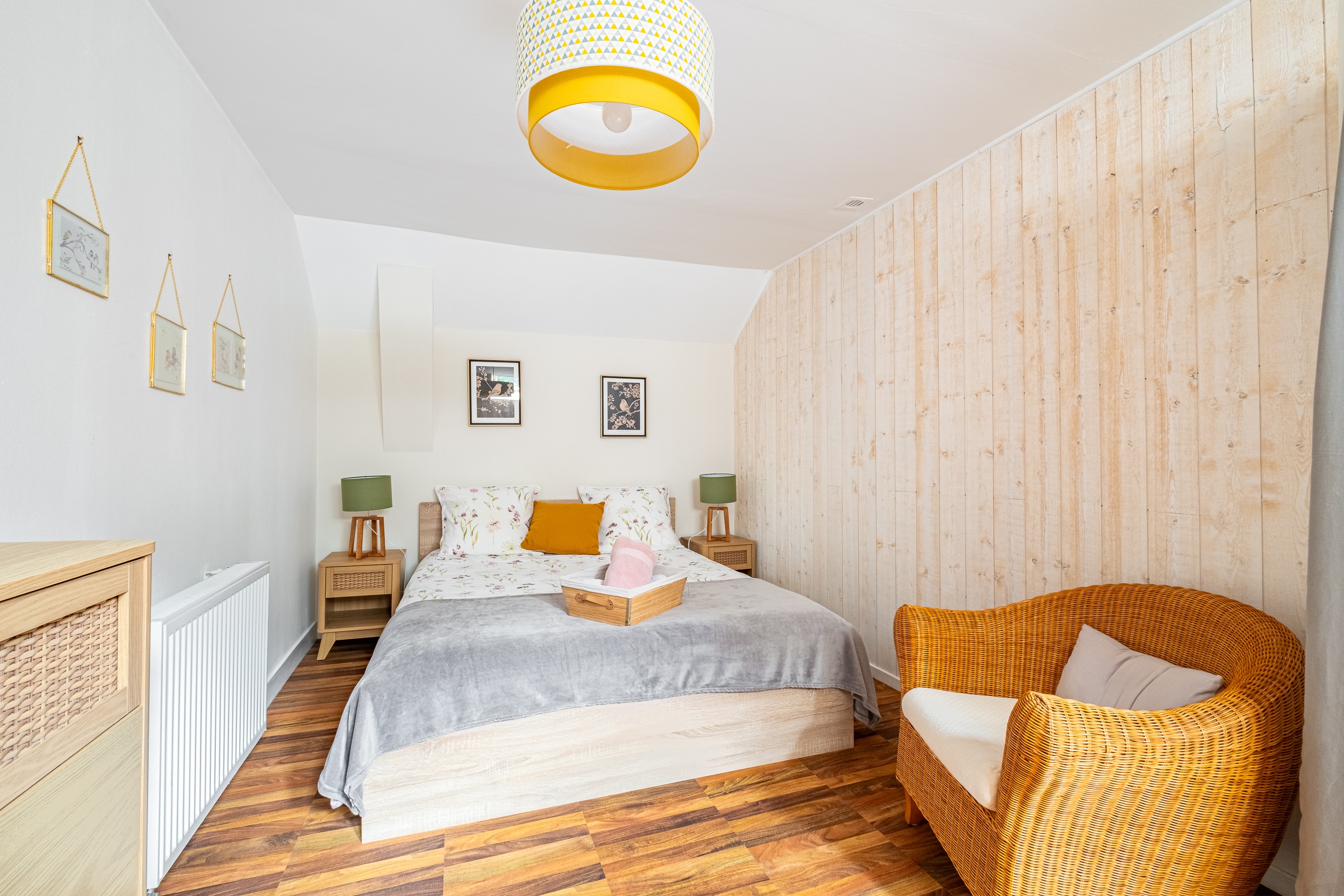 Chambre indépendante de 15 m² pour 2 personnes avec lit grande dimension (160x200 cm), fauteuil et rangements