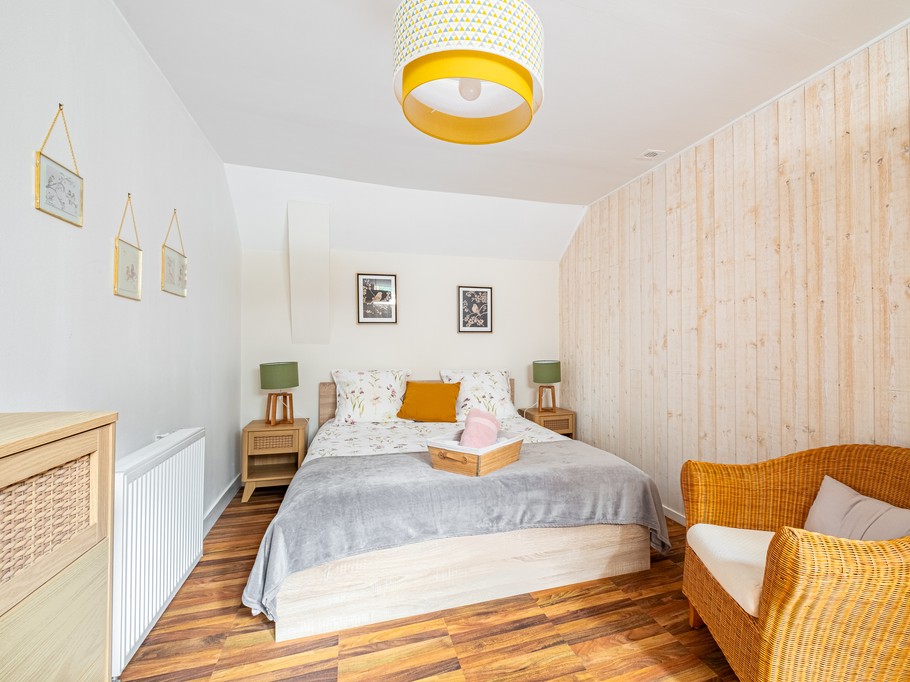 Chambre indépendante de 15 m² pour 2 personnes avec lit grande dimension (160x200 cm), fauteuil et rangements