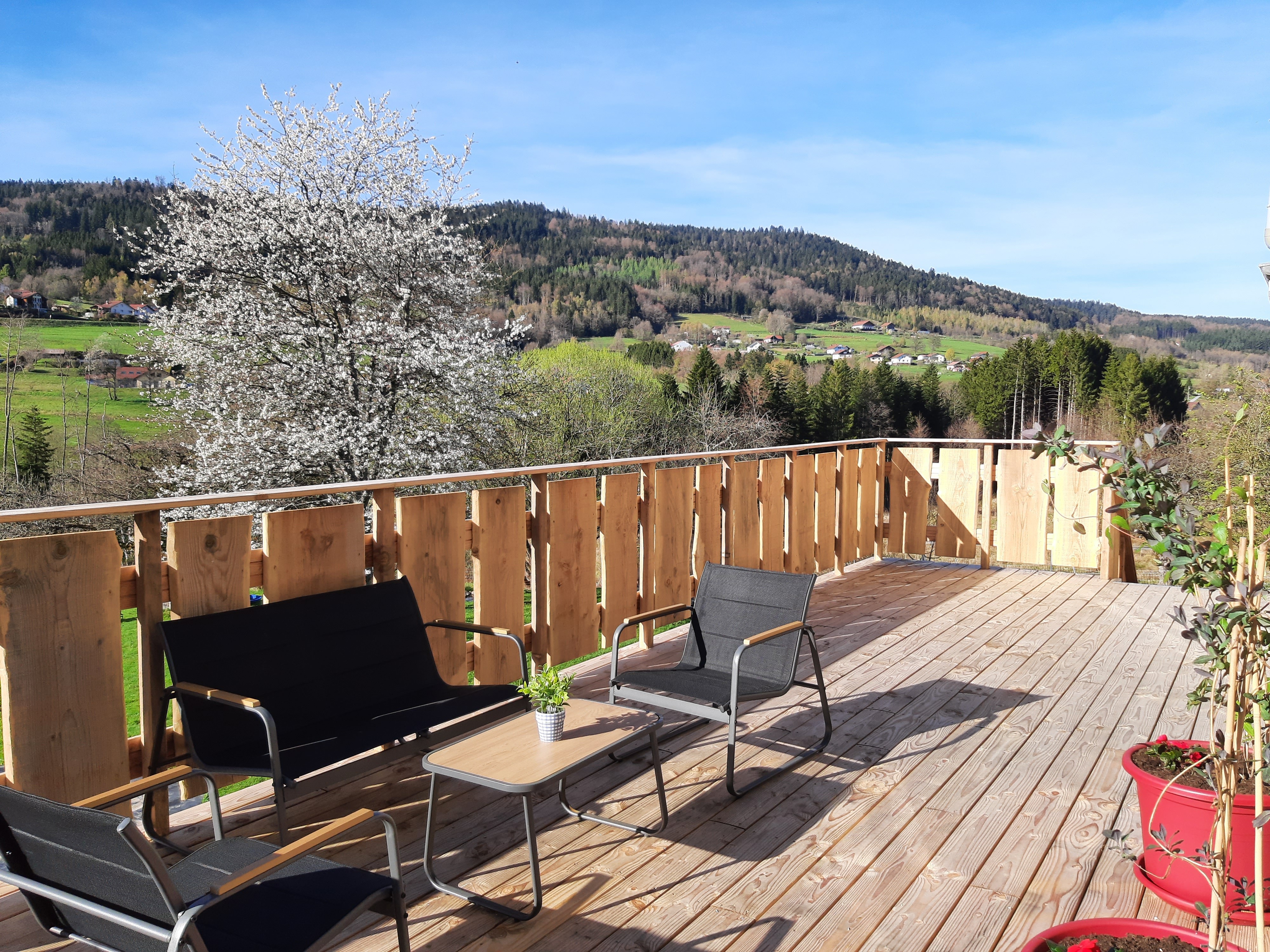 Terrasse printemps - chambre d'hôtes La Pimprenelle 