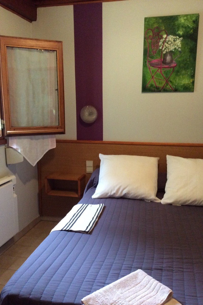 chambre lit en 140 avec 2 oreillers, 1 traversin, 1 dessus de lit + couverture et tapis de sol et de bains