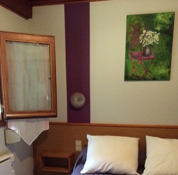 chambre lit en 140 avec 2 oreillers, 1 traversin, 1 dessus de lit + couverture et tapis de sol et de bains