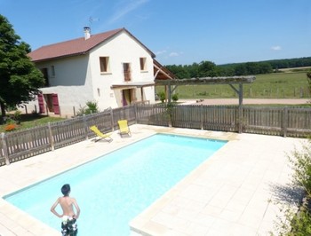 Gîte de grande capacité avec piscine à la campagne