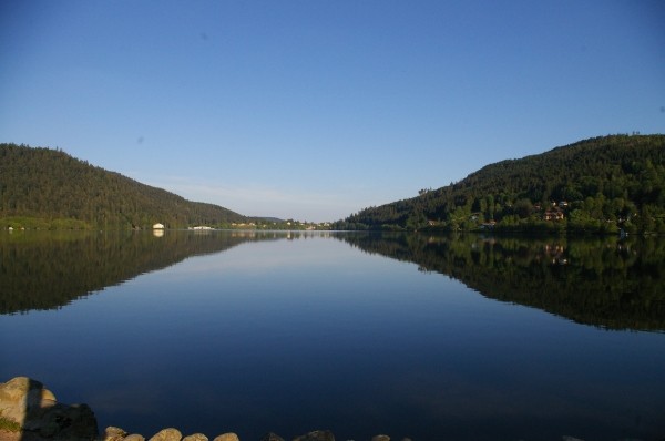 Lac situé à 300m du gîte vous invite à la ballade (sentier pédestre de 5.5kms qui fait le trour du lac)