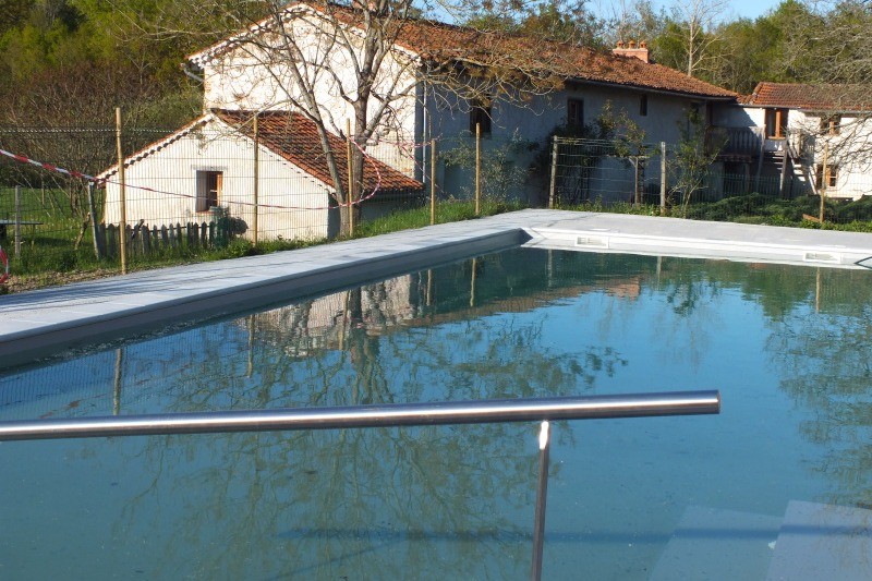 Une grande piscine (16m x 5m), accessible en fauteuil, avec petit bain sur 1/3 du bassin, au sel