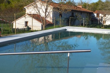 Une grande piscine (16m x 5m), accessible en fauteuil, avec petit bain sur 1/3 du bassin, au sel