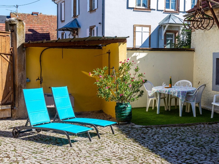 Espace repas et détente dans la cour