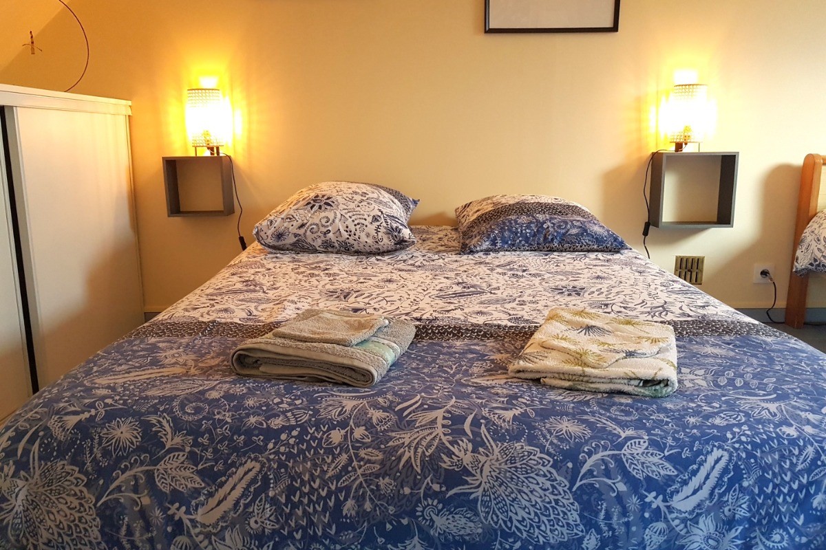 Chambre familiale pour 3 personnes au 1er étage (1 lit 140 cm) et 1 lit 90 cm).