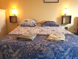 Chambre familiale pour 3 personnes au 1er étage (1 lit 140 cm) et 1 lit 90 cm).