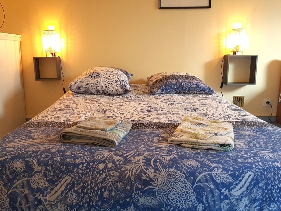 Chambre familiale pour 3 personnes au 1er étage (1 lit 140 cm) et 1 lit 90 cm).