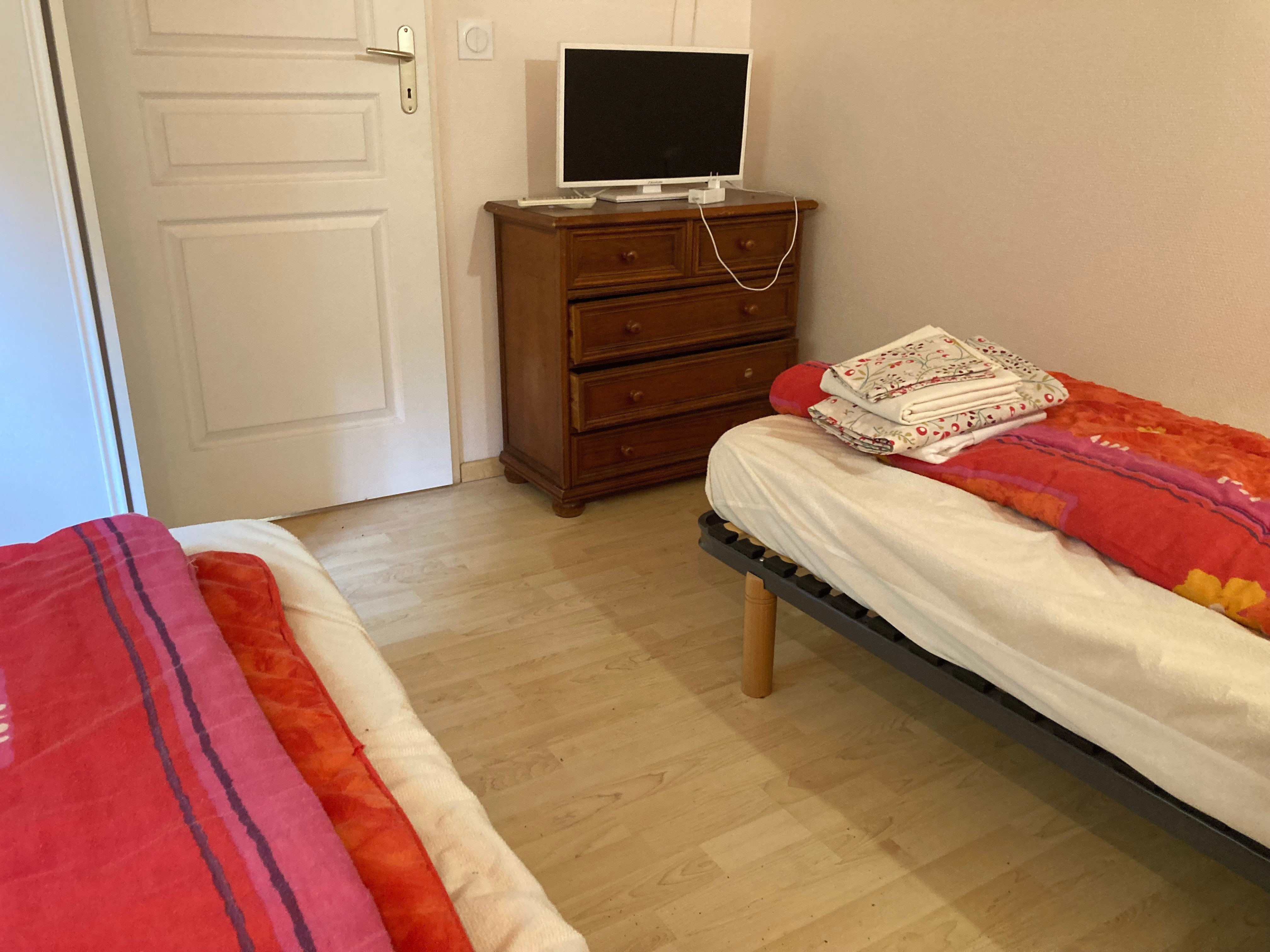 Chambre à l'étage 2 lits simple + TV