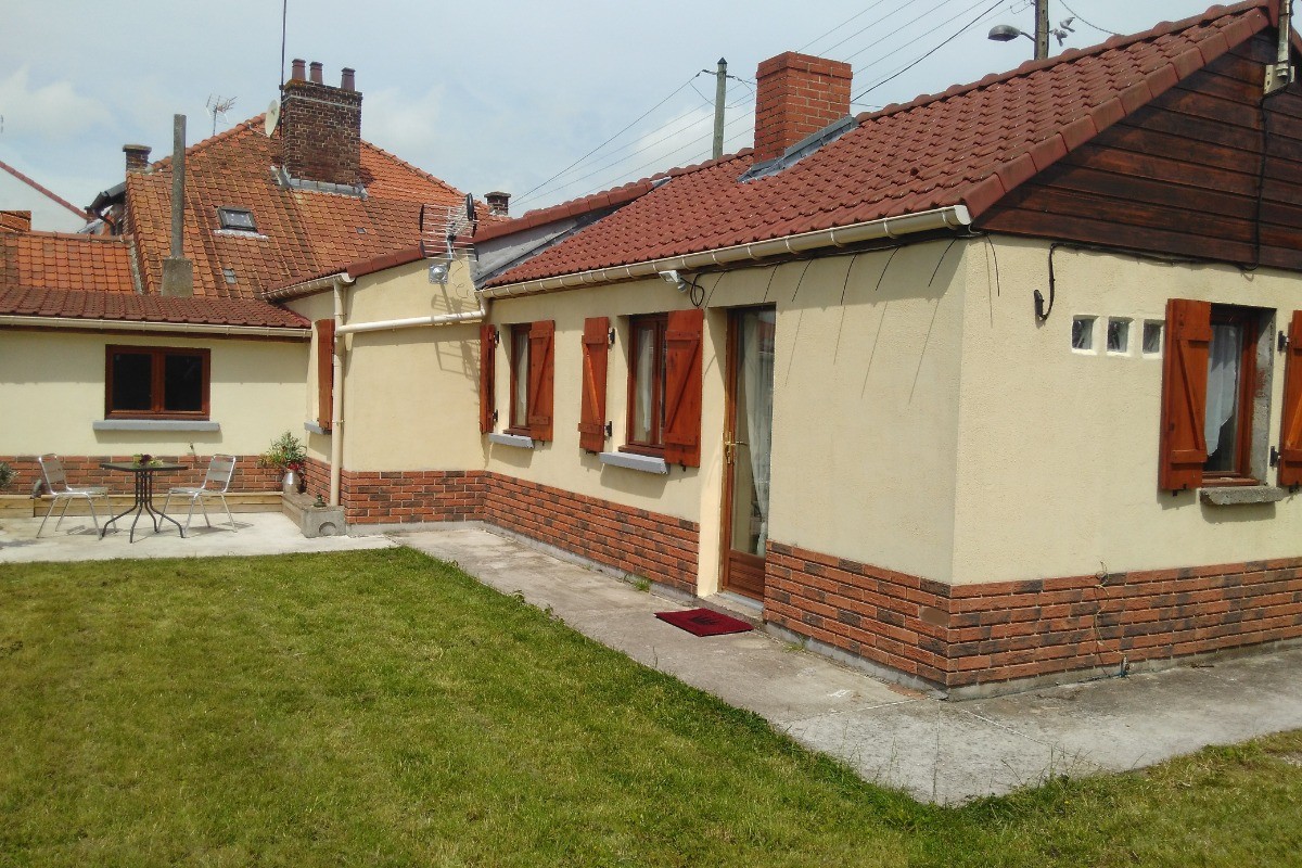 vue d'ensemble du gite: terrasse et jardin