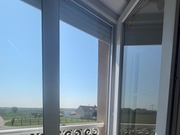 Vue sur la campgne par la baie vitrée