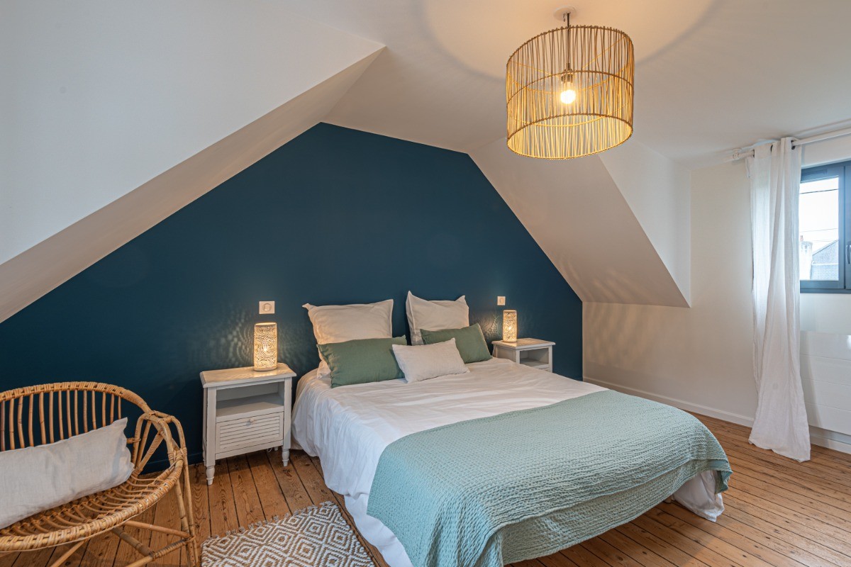 Etage: Chambre 2 avec lit 140 et placard penderie et vue mer