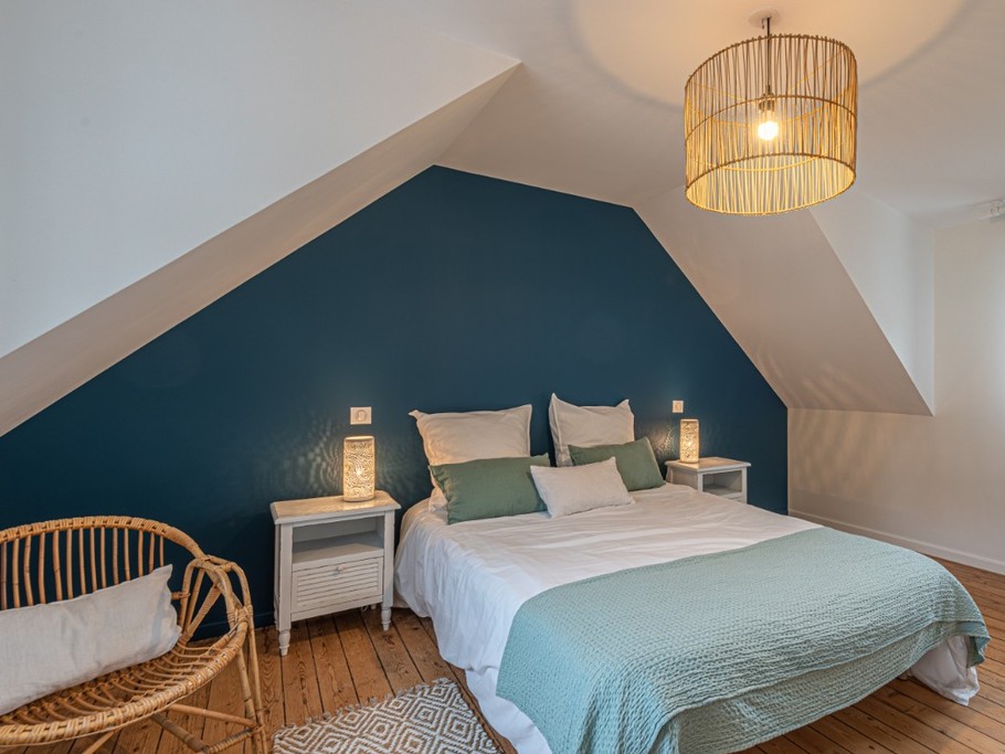 Etage: Chambre 2 avec lit 140 et placard penderie et vue mer