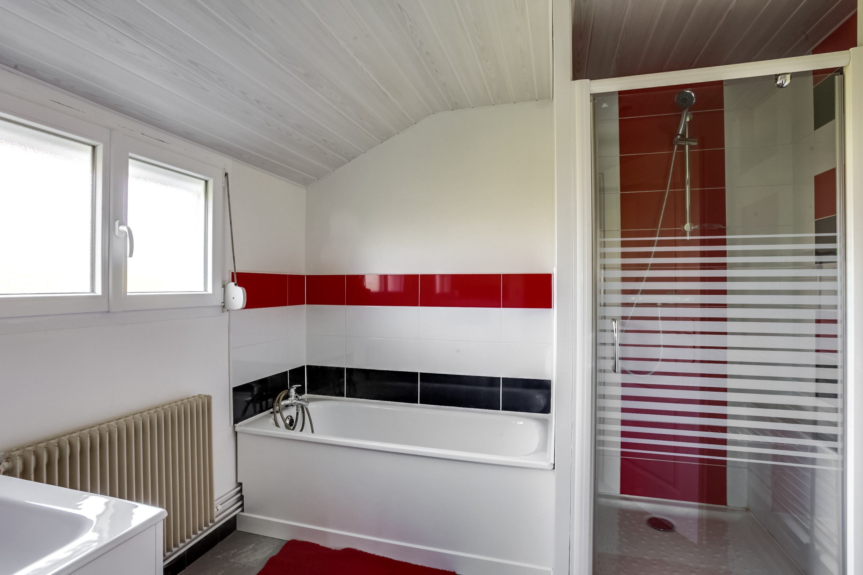 salle de bains avec douche et baignoire - Saint Pierre Brouck - Nord 59
