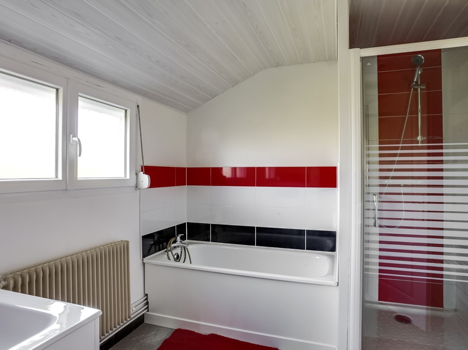 salle de bains avec douche et baignoire - Saint Pierre Brouck - Nord 59