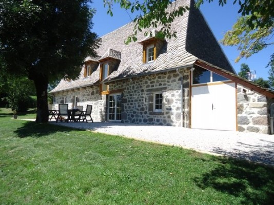 Stone gîte in Carladès with wooded garden