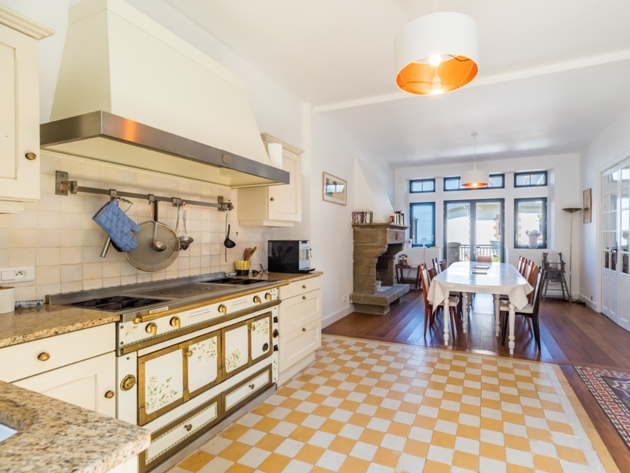 VILLA PERROSIENNE VUE MER - 12 personnes - PERROS-GUIREC - COTES D'ARMOR - BRETAGNE - salle à manger Table 8 à 16 personnes donnant sur jardin et terrasse