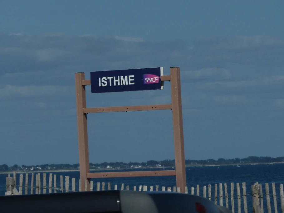 Arrêt SNCF "Tir bouchon" en période estivale
à 100 m de la plage