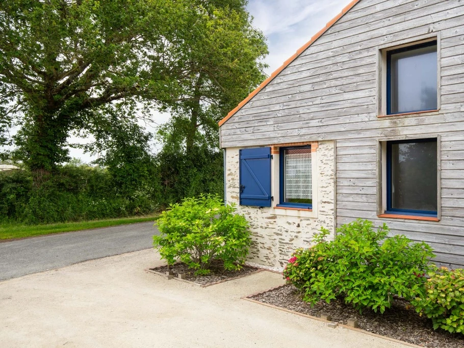 Gable and private parking.