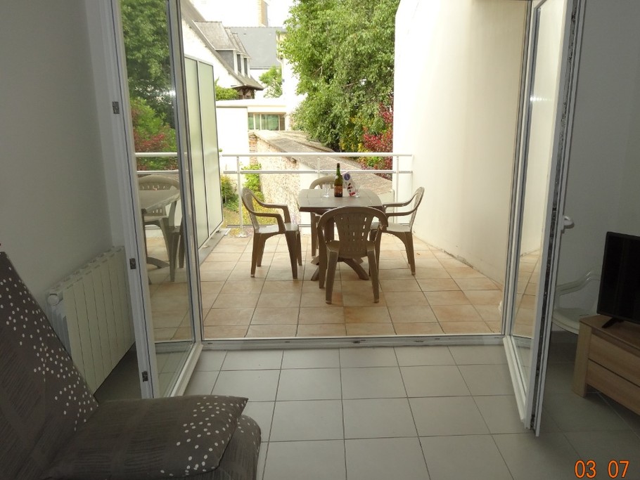 terrasse semi-couverte donnant sur le jardin commun