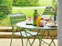 Terrasse ombragée en accès direct depuis la pièce de vie, avec transats. Vue sur le parc commun à la résidence. Depuis le parc, vue mer sur le port de Saint-Briac et la presqu'île. Accès bord de mer à 2 minutes à pied.
Crédits photo : Yannick Goulvestre