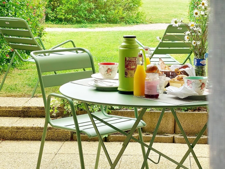 Terrasse ombragée en accès direct depuis la pièce de vie, avec transats. Vue sur le parc commun à la résidence. Depuis le parc, vue mer sur le port de Saint-Briac et la presqu'île. Accès bord de mer à 2 minutes à pied.
Crédits photo : Yannick Goulvestre