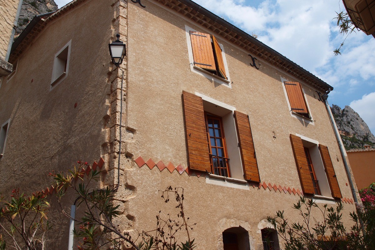 Vue extérieure de la maison (Lac de Sainte Croix, Provence, Gorges du Verdon)