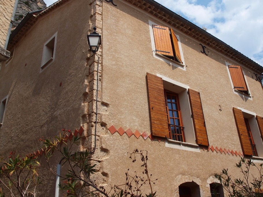 Vue extérieure de la maison (Lac de Sainte Croix, Provence, Gorges du Verdon)