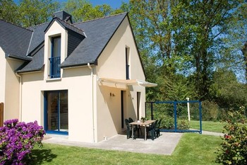 Au calme dans un cadre boisé avec jardin fleuri clôturé.