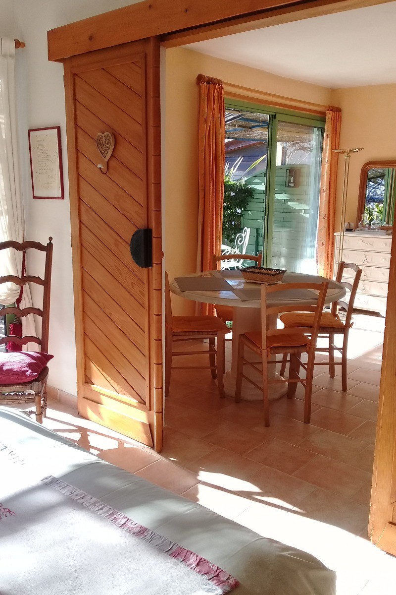 vue de la chambre sur le coin repas