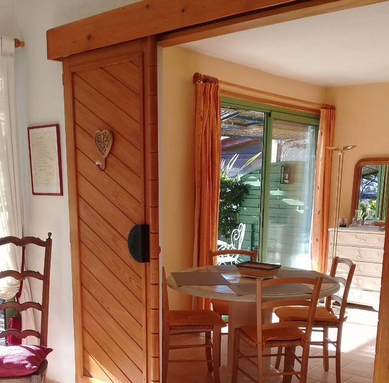 vue de la chambre sur le coin repas