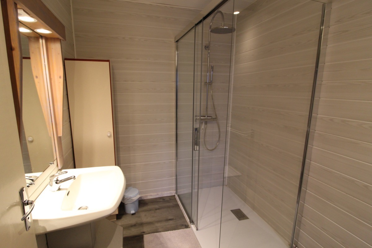 Salle d'eau avec douche et lave-linge - Gîte des Champs Simon