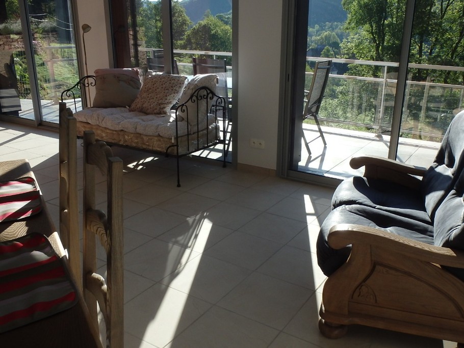 Vue sur la nature depuis le salon par les baies vitrées expo : Sud Est