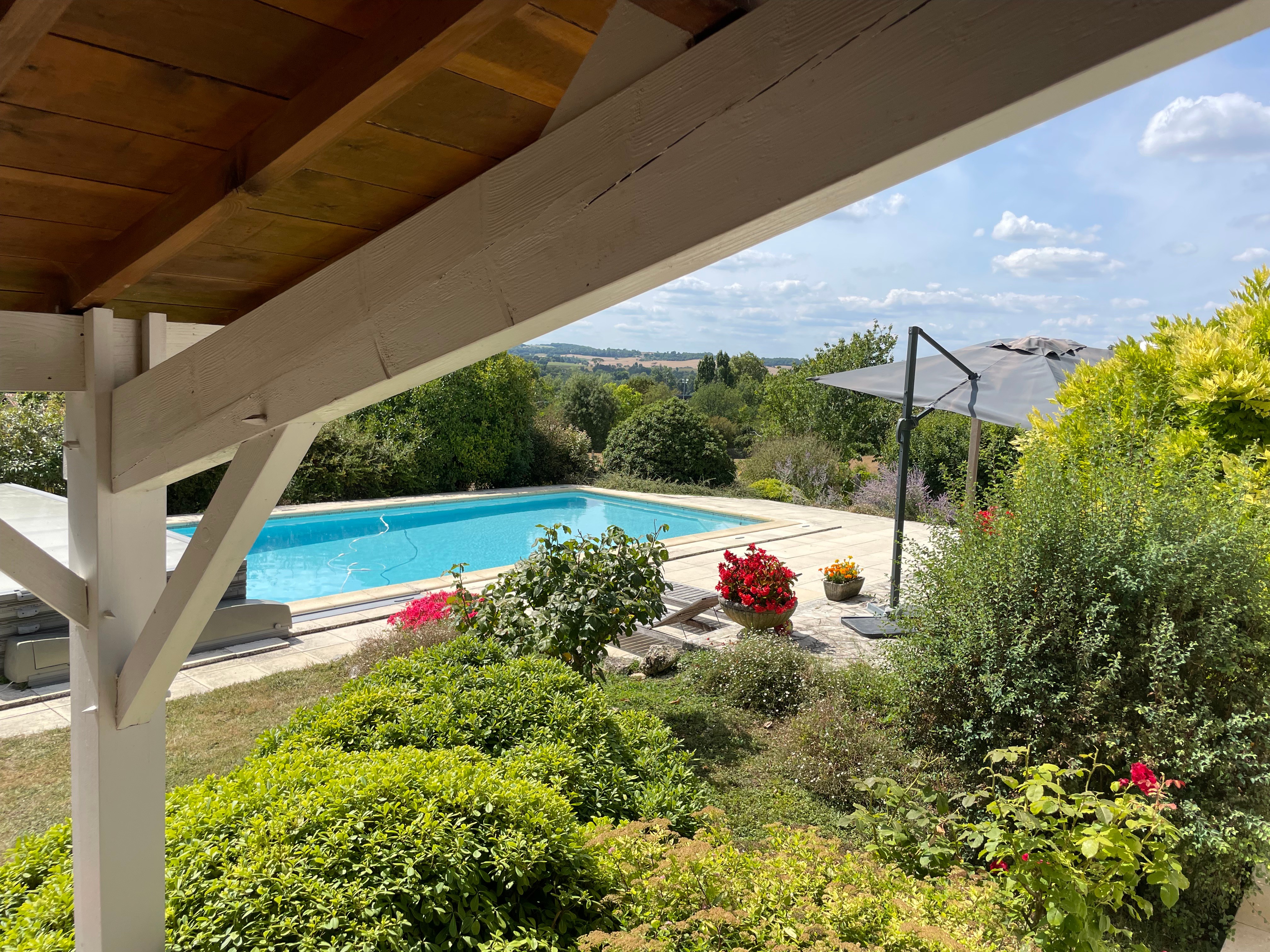 Vue sur la piscine et la campagne lectouroise.