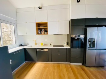 Cuisine équipée ouverte sur la pièce à vivre; Exposition Est/Ouest (traversant)