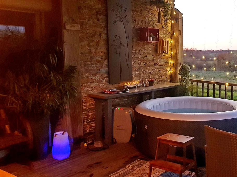 Notre jacuzzi vous propose un moment zen entre le 1er avril et le 30 septemble