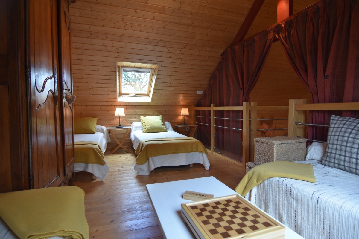 Chambre en mezzanine fermée par rideaux avec 2 lits 90 ou 1 grand lit en 180