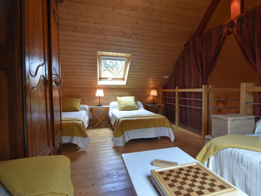 Chambre en mezzanine fermée par rideaux avec 2 lits 90 ou 1 grand lit en 180