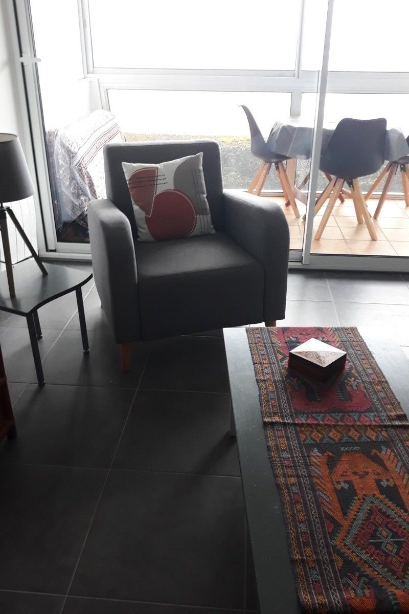 La pièce de vie avec coin cuisine aménagée et toute équipée, coin séjour, coin salon, et véranda. Appartement entièrement refait à neuf en 2024.
