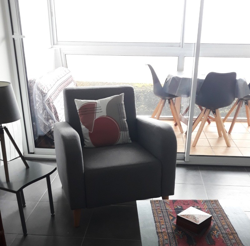 La pièce de vie avec coin cuisine aménagée et toute équipée, coin séjour, coin salon, et véranda. Appartement entièrement refait à neuf en 2024.