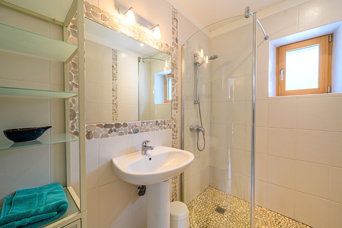 Salle d'eau du rdc avec douche à l'italienne