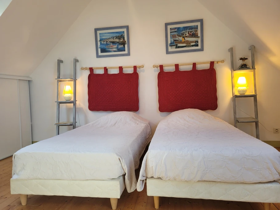 Location vacances, Clévacances, Maison de Tess, chambre étage gauche lits simple *2
