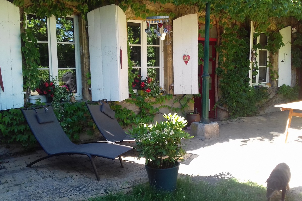 Un espace de détente à votre disposition dans le jardin, si agréable aux beaux jours.