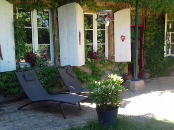 Un espace de détente à votre disposition dans le jardin, si agréable aux beaux jours.
