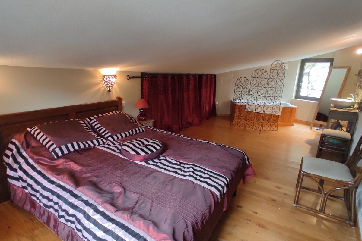 Gîte les pieds dans l'eau - Chambre avec lit double et baignoire